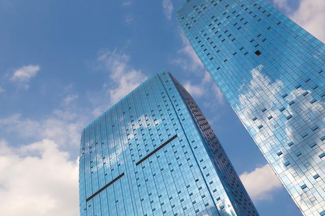 5月28日上午，越秀集團與廣州交投集團正式簽訂戰略合作協議，雙方將在現代交通基礎設施、房地產開發、現代農業和金融服務等領域展開全麵戰略合作。  廣州交投集團楊宇正董事長表示，廣州交投集團的核心產業為高速公路、城市快速路等現代交通基礎設施，未來希望拓展房地產板塊，實現大型交通工程沿線土地資源價值最大化。他透露，該公司已與越秀地產城市更新集團緊密聯係，希望未來雙方發揮各自優勢，盡快啟動各項工作，共同推動項目成功落地，為雙方後續合作打造示範案例。  在廣州交投集團之前，廣州地鐵集團已經與越秀集團結成合作同盟，目前雙方已有多個軌交合作項目落地。