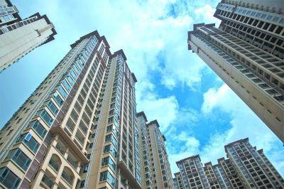 　　這無疑是一塊價值連城的土地。北京三環沿線的土地幾乎開發殆盡，隻有南邊一線，尚有為數不多的大規模地塊沒有出讓開發。本次出讓的北京市豐台區南苑鄉分鍾寺村L-41地塊，就位於北京東三環地鐵十號線分鍾寺站旁邊。地段得天獨厚，加上是住宅用地，在北京四環以內限製住宅開發的背景下，這樣的好地塊極具地王相。