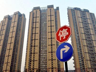 據不完全統計，今年前5個月已有20餘地出台租房新規，涉及房源、租金、安全、監管乃至戶籍等諸多方麵，快來看看有你將去的城市嗎？    　　9地保障租賃住房供應  　　日前，58安居客房產研究院發布重點城市租房趨勢報告顯示：4月份，北京、廣州、深圳新增房源量依次環比上漲31.4%、28.9%和45.4%；新一線城市代表如成都、杭州、天津等新增房源量漲幅更高，分別為61.7%、70.3%和56.6%。  　　58安居客房產研究院分院院長張波認為，二線城市出現部分區域房源供給量明顯增長等和城市的市場環境有著直接關係。事實上，據中新經緯客戶端不完全統計，今年以來，已有9地明確租賃住房建設計劃或增加供應措施。    　　其中，濟南明確，通過3年試點工作，每年新增租賃住房120萬平方米；杭州住保房管局確定2020年籌建完成藍領公寓1.5萬套(間)的目標任務；紹興計劃自2020年起到2024年，建設2.2萬套人才租賃住房。  　　此外，長沙、武漢兩地政府表態允許將符合條件的非住宅存量房屋改造為租賃住房，深圳住建局就“商改租”有關事項公開征求意見；廣州、鄭州兩地鼓勵利用集體、國有或自有土地建設租賃住房，前者給予補貼，後者將相關項目列入地方租賃住房建設計劃；合肥還明確，將個人出租自有住房每平方米獎勵從12元提高6元至18元。  　　易居研究院智庫中心研究總監嚴躍進指出，2015年、2016年的時候中央和住建部就提出要大力發展租賃市場，到現在差不多已經五年的時間。在這個時間節點上，各地效果如何需要評估，今年也要加快完成發展。  　　嚴躍進表示，從實際過程看，有些地方積極增加土地供應，有些地方從存量物業的改造、更新等方麵予以支持；有些地方明確政策性租賃住房和市場化租賃租房方麵可以進行創新。各地手段不同，但都有力地促進了當地的租賃市場。  　　嚴躍進認為，現在的問題是上麵提到的手段都是供應端的，是多主體供應、多渠道保障的導向。接下來的工作是強化租售同權，讓更多人去租房子，這就是需求端的內容。供應端和需求端做好，後續的租賃市場才能更好的健康發展。  　　6地新規緩解租房壓力  　　58安居客房產研究院發布的《2020一季度租房趨勢報告》顯示，租金作為租客的重要生活開支，在總收入中占有不小的比重。48.7%受訪者表示租房消費占比較高，排在各種生活消費之首。在該報告的受訪對象中，有20%的受訪者月租金占月收入比重超過30%。  　　針對過高的租金開支，6地從兩方麵著手出台新規幫租客“排憂解難”。  　　公積金提取方麵，4月起，沈陽提高租賃住房提取限額。其中，房屋坐落地址在沈陽市區的，限額由1200元/月提高至1400元/月；4月起，濟南提高職工個人租賃商品房提取定額，從9600元提高到12000元；5月7日，東莞宣布將租住本市住房提取比例上限提高至70%、額度上限提高至1800元/月。  　　濟南住房公積金中心工作人員表示，提高商品房租賃提取額度，有助於發展濟南市租賃住房市場，繳納公積金的雙職工家庭平均每月可提取2000元，在相當程度上改善家庭居住條件。  　　在租房補貼方麵，南京明確，符合申領條件的博士、碩士、學士按每人每月2000元、800元、600元享受最長36個月的住房租賃補貼；廣州番禺區表示，對符合相關條件的高層次人才提供最高50萬元(稅前)的購房補貼或給予所租房屋的50%租金補貼；青島指出，推進城鎮住房保障家庭租賃補貼工作，將2人戶、3人戶保障麵積標準在原基礎上各上調15平方米。  　　青島住建局認為，推進住房租賃補貼保障工作，是健全 “多主體供給、多渠道保障、租購並舉”住房製度的具體舉措。各級有關部門要以保障城鎮住房困難家庭的基本住房需求為立足點，以解決新市民的住房困難為出發點，進一步拓寬保障範圍，加大保障力度。  　　7地新規關注租房安全  　　除了房源和租金，租房安全也是不少地方政府關注的重點。  　　以珠海、濟南為代表的地方政府較為關注房屋本身的質量安全，兩地先後出台出租屋管理辦法征求意見稿。其中，珠海擬規定出租住房不得分隔搭建後出租，廚房、陽台、衛生間等不得出租供人員居住；濟南擬規定不得改變原有房屋的空間布局結構，不得按床位出租等。  　　另一些地方政府則更為關注租賃機構安全，如湖南、河北為規範省住房租賃市場行為，引導住房租賃雙方使用規範化的租賃合同，促進住房租賃市場持續健康發展，啟用全省統一《住房租賃合同》示範文本；  　　再如南京為保護租賃當事人的合法權益，規範住房租賃經營行為，要求市內所有的住房租賃機構建立租金托管製度，且需在商業銀行設立唯一的租金專用賬戶，專戶信息應在南京網上房地產網站公布。  　　無獨有偶，4月初西安也就《住房租賃資金監督管理實施意見》公開征求意見，該市擬規定“托管式”租賃企業在開展業務前需與商業銀行簽訂《住房租賃資金監管協議書》，並在監管銀行開立存量住房租賃交易資金監管專用賬戶。  　　不過，最為嚴苛的當屬合肥，該市擬對住房租賃企業進行信用考評，分別為五星、四星、三星、二星、一星、無星。其中，一星級企業為信用警告對象，無星級企業為失信懲戒對象，列入失信黑名單，實施聯合懲戒。  　　對此，合肥市住房租賃協會秘書長伍豔表示，主管部門推出信用評級考核辦法，主要是對合規經營的企業提供鼓勵和促進，對違規經營的企業進行打擊和披露，同時為合肥新市民在選擇合規靠譜的住房租賃企業方麵，提供明確和明示化的標準和規範。  　　還值得一提的是，4月22日，廣東省住房和城鄉建設廳與人民銀行廣州分行簽訂《合作備忘錄》，首次將公租房違規行為，包括違規享受公租房、違規申請租賃補貼等納入人民銀行征信係統。  　　此外，6月1日起，濟南全麵取消落戶城鎮條件限製，提供人才、院校學生、居住、就業、投靠等六種落戶途徑。嚴躍進分析稱，“居住途徑落戶”提到了租房落戶，這有望成為今年濟南租賃市場發展的一個突破口，租賃市場需求將會增加。  　　來源：中新經緯