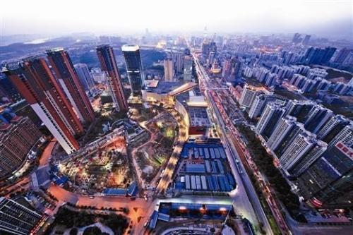 隨著疫情防控基本平穩，房地產行業複工複產紮實推進，企業為了進一步彌補前期疫情對銷售的負麵影響，加大了推盤力度，力求資金盡快回籠。在市場預期穩步恢複的背景下，樓市成交也逐漸複蘇。    　　中國指數研究院稱，5月，地方政府在“房住不炒”的樓市調控總基調指導下，因城施策更加靈活，但是房地產市場恢複速度略顯不同。其中，一線及核心二線城市市場需求整體恢複較快；部分三四線城市受人口、產業等多重因素影響，市場需求恢複相對緩慢。  　　中國指數研究院數據顯示，截至6月7日，受監測的12個一二線主要城市庫存總量環比微幅上升0.04%。截至6月首周，受監測城市中北京升幅較高，為4.44%；福州緊隨其後，升幅為4.08%；溫州升幅較小，為0.24%。監測城市中，東營庫存環比降幅較高，為6.06%。    　　事實上，從5月開始，城市住宅新增供應量同環比均小幅上升。另外，受房企積極推盤疊加疫情期間積壓的購房需求持續釋放影響，多數城市市場交易逐步恢複，成交量同步上升。從銷供比來看，一線城市去化能力更為樂觀。截至5月底，重點城市中，南京、杭州屬於庫存吃緊較為嚴重的城市，當前去化周期分別為5.77個月、5.11個月。  　　克而瑞地產研究中心近日公布的報告指出，在成交明顯複蘇帶動下，5月多數城市供求關係維持平衡。受監測的28個重點城市消化周期環比皆大幅收窄，八成以上城市降至18個月警戒線以下，杭州、濟南等消化周期不足6個月。  　　從庫存狀況來看，28個城市當中六成以上城市供求比小於1；同時，六成以上城市庫存麵積環比有所回落。但同比來看，七成以上城市庫存仍處上升通道，青島、鄭州、杭州等同比增幅超40%。  　　克而瑞方麵認為，隨著半年度業績衝刺季的到來，房企必將加快供貨節奏，供應有望放量增長，甚至創年內新高，預計6月市場仍將保持較高熱度。  　　來源：經濟參考報