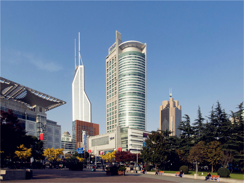 在一棟超高層寫字樓或一個大型園區內，往往有幾十家甚至幾百家企業聚集，另外，寫字樓的不同樓層還有不一樣的功能區域，對於對該寫字樓不熟悉的訪客來說，想要迅速到達公司就要懂得看寫字樓標識，這些寫字樓標識能讓首次進入寫字樓的人找準方向，那麽寫字樓常見標識有哪些呢？寫字樓表示如何分類？  寫字樓常見標識有哪些？寫字樓標示如何分類？ 寫字樓標識可以按位置、作用、材質來分類。按材料分可以大致分為以下幾種：  寫字樓夜光材料標識：夜光標識就是使用夜光材料板所製作的標識產品，通常此類標識會配合霓虹燈進行使用。  寫字樓金屬標識：一般沒有特殊指定的標識材質，寫字樓標識標牌都是使用金屬材質作為標識的主要材料。  寫字樓凸出標識：凸出標識是指在建築物牆壁上從突出牆麵的標識，但是標識的背麵或者是牆壁的兩側的表麵除外。  按照位置和作用可以分為以下幾種：  寫字樓立柱標識：是指安裝在一些固定地點的標識，此類標識形體較大，能夠更遠的傳達信息，就是麻豆MV免费观看通常說的“精神堡壘”  寫字樓屋頂標識：此類標識一般都是固定在天花板上進行懸掛粘貼，主要起到裝飾作用。  寫字樓橫向標識：此類標識的整體比例較高，一般都是用來展現招牌，一般在寫字樓的外在建築牆上很容易見到。  寫字樓常見標識有哪些？寫字樓標示如何分類？ 對於首次來到這個寫字樓或園區的訪客來說，需要先找到立柱或寫字樓外立麵上的文字標識，看樓盤名稱是否正確，進入以後，找到區域標識，找到對應樓棟，然後查看是否有企業名稱標識牆，找到對應企業，乘坐電梯，快速到達。